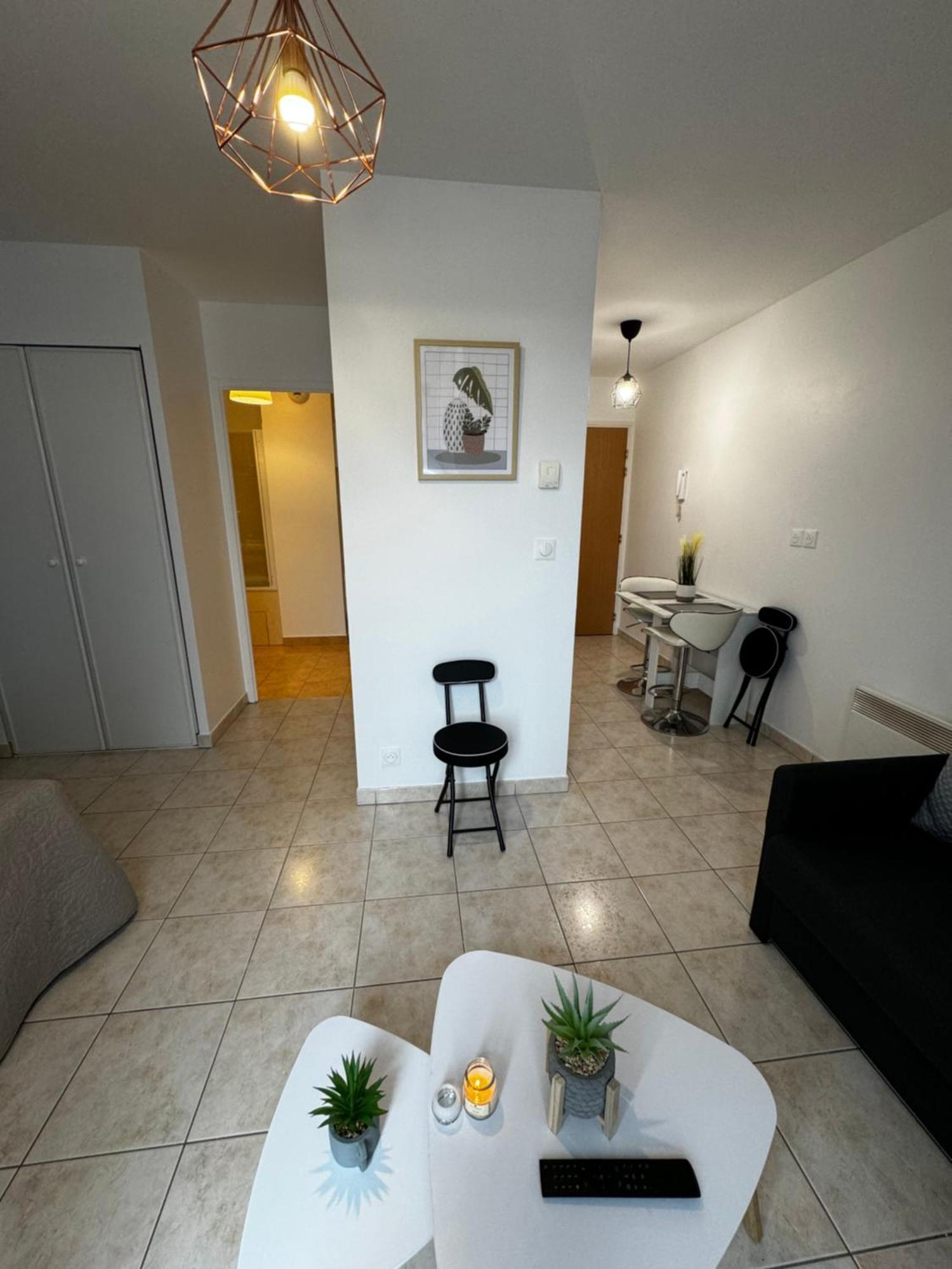 Le Studio Du 72 Apartman Bussy-Saint-Georges Kültér fotó